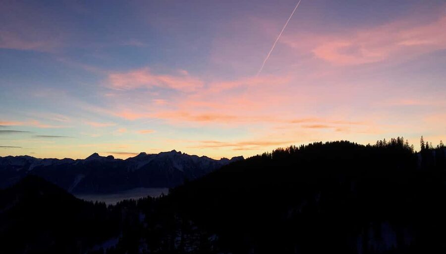Montreux: Snowshoe Trek with Fondue and Wine - A winter walk with a Swiss reward