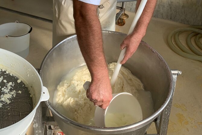 Mozzarella Experience and tasting in Naples - Rione Alto and the meeting point
