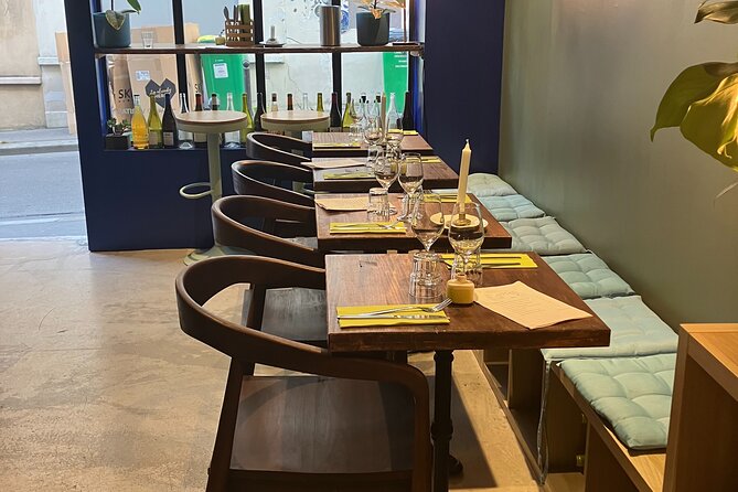 Natural Wine Tasting with Cheese Pairings in Paris - Why the eight-person limit matters