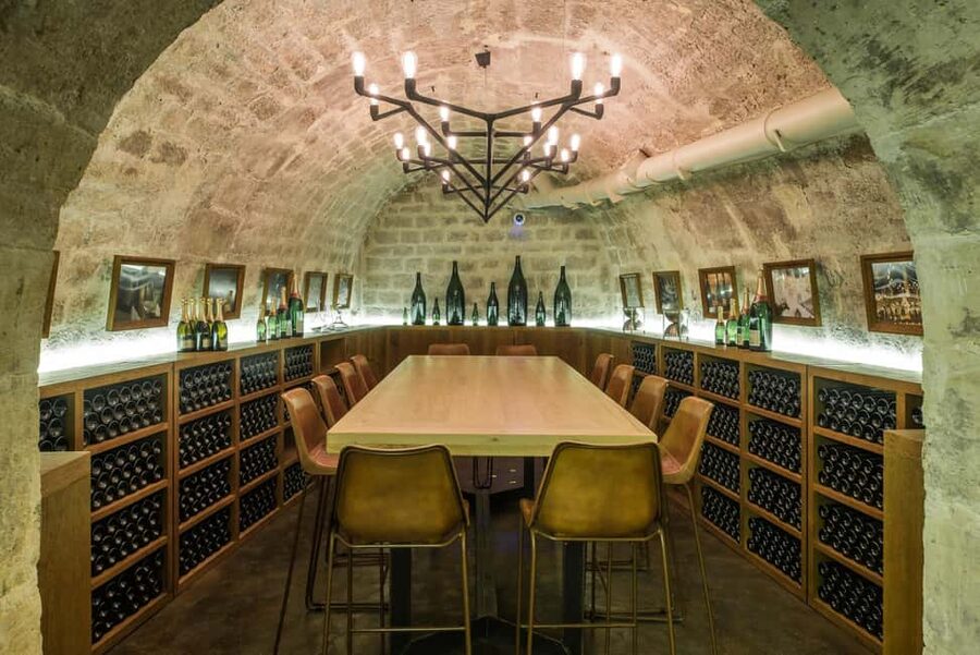 Paris: 10 Wines & 10 Cheeses tasting in French - Timing, check-in, and the late-arrival rule