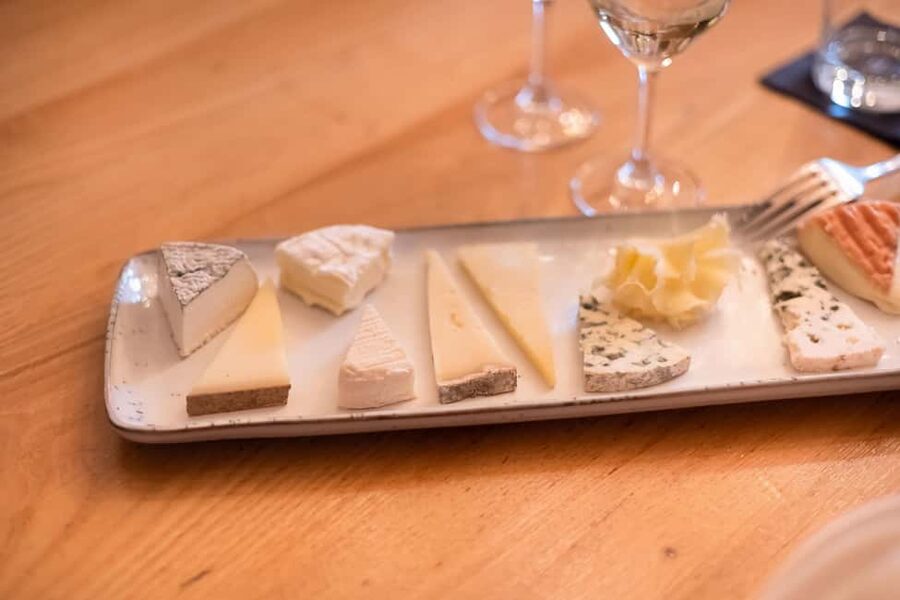Paris: 10 Wines & 10 Cheeses tasting in French - Why the pairing lesson matters