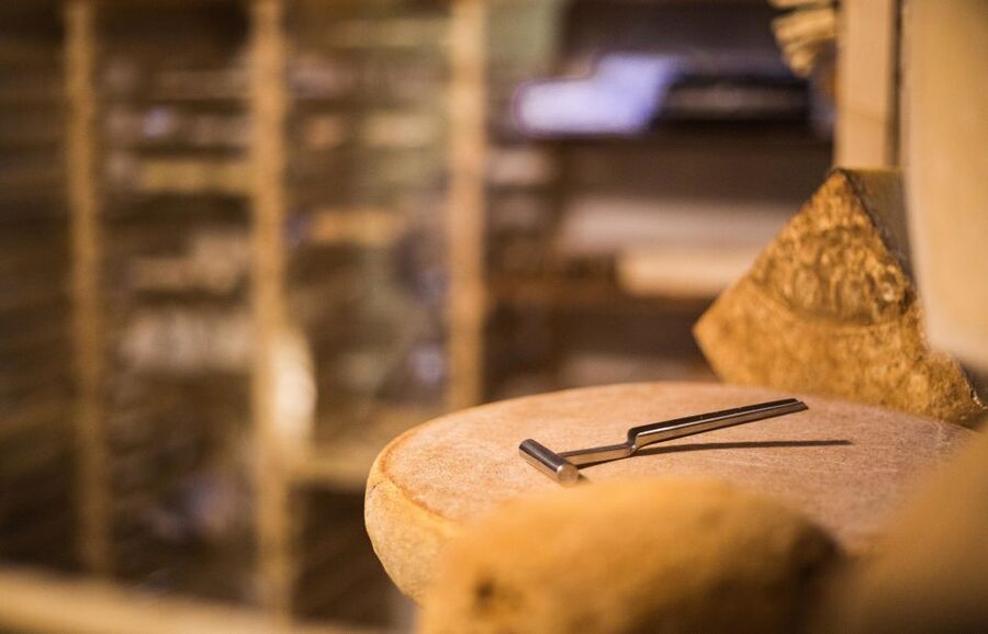 Paris: Cheese and Wine Class in a 17th Century Cellar - A cheese lesson beneath Ile Saint-Louis