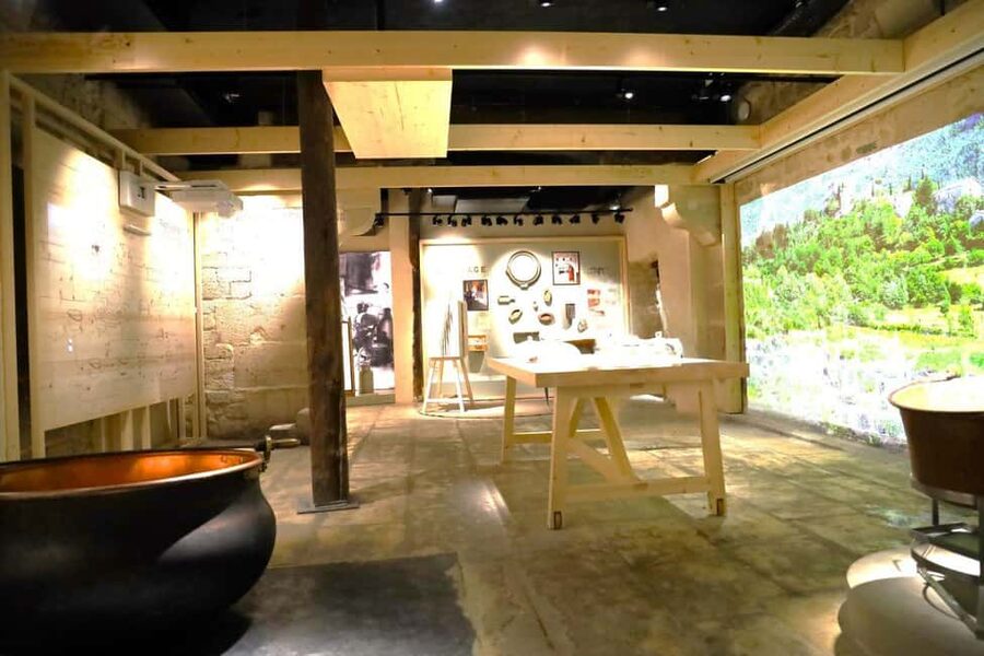 Paris: Living Cheese Museum Guided Tour with Cheese Tasting - Finding the museum on Île Saint-Louis