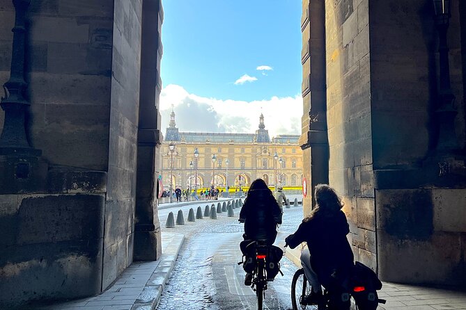 Paris : Private electric bike tour with wine and cheese tasting - Louvre and Palais-Royal without museum queues