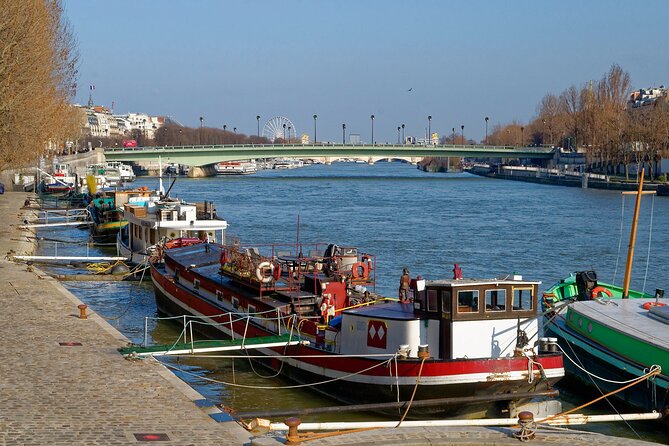 Paris : Private electric bike tour with wine and cheese tasting - Crossing the Seine toward old Paris