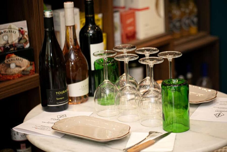Paris: Tasting of 3 Wine and 3 Cheese - A small Paris shop with a personal welcome