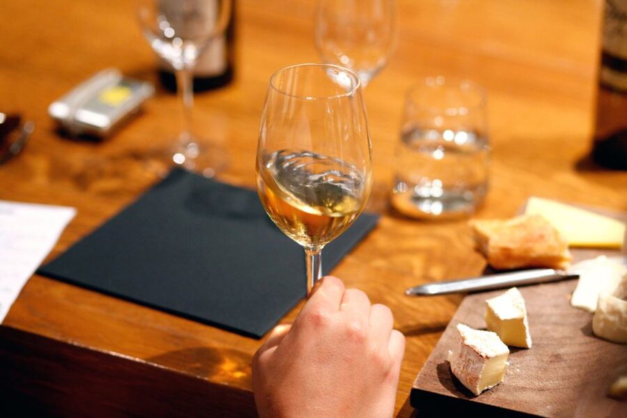 Paris: Wine and Cheese Lunch - The sommelier makes the difference