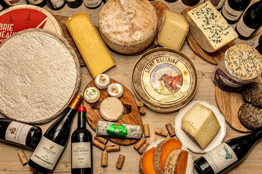 Paris: Wine & Cheese Tasting Master Class Near Eiffel Tower - Five cheeses show why pairing matters