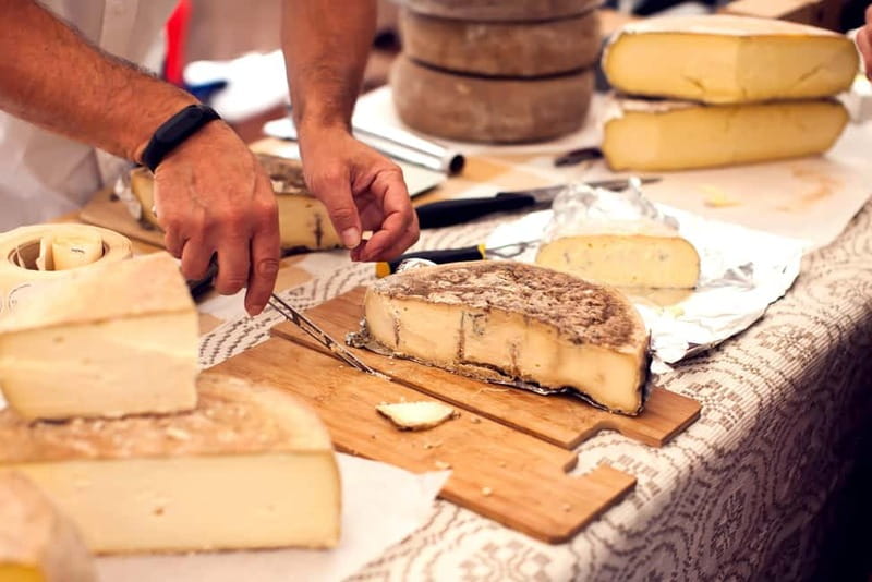 San Gimignano: Tasting of Tuscan Wines and Cheeses - The food goes beyond cheese