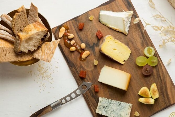 Santiago de Compostela: Cheese and Wine Tasting Experience - Three Galician wines beside three local cheeses