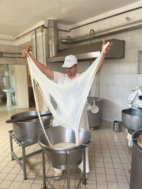 Sorrento: mozzarella cheese workshop in Vico Equense - What happens in the spinning room