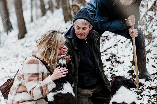 Truffle Hunting and Cheese, Truffle & Wine Tasting near Alba - Meeting Elio and the truffle dogs