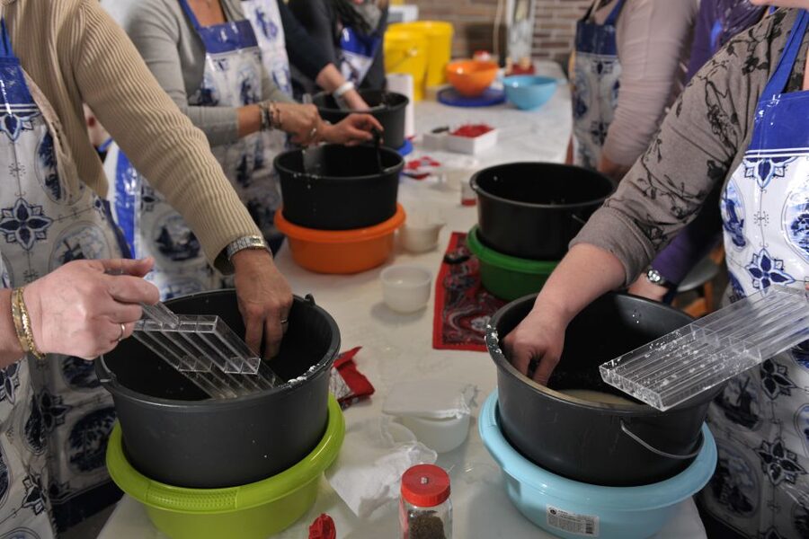 Volendam: 2.5-Hour Cheesemaking Workshop & Clog Making Tour - A cheese lesson built around waiting time