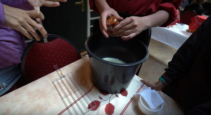 Volendam: 2.5-Hour Cheesemaking Workshop & Clog Making Tour - Guides, language, and group style