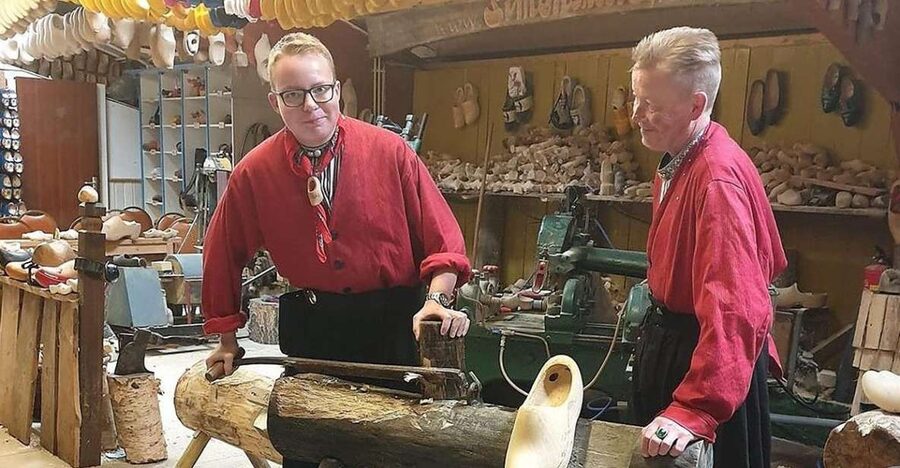Volendam: 2-Hour Clogmaking Workshop and Cheese Tour - How to make the most of the workshop