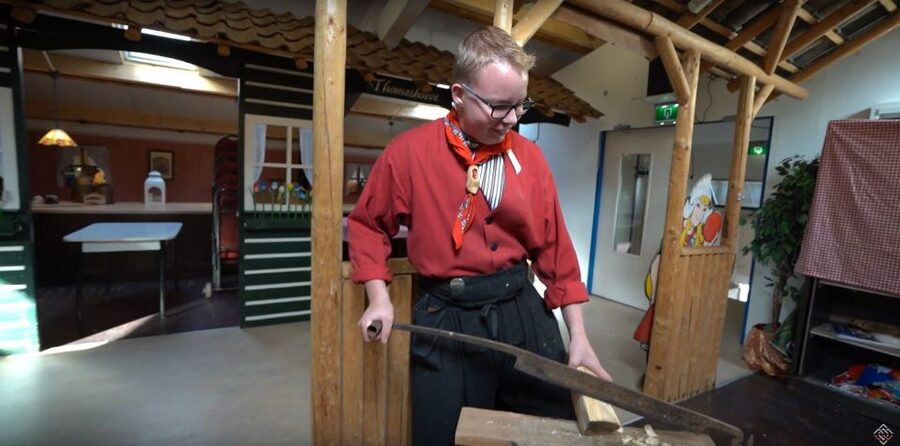 Volendam: 2-Hour Clogmaking Workshop and Cheese Tour - Learning how milk becomes Gouda