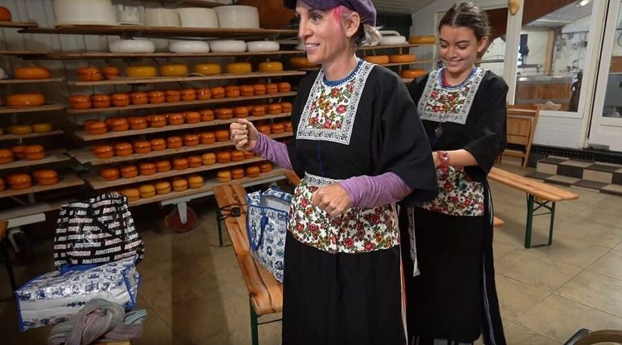 Volendam: Traditional Costume Photo with Cheese & Clog Tour - Key points to know before you go