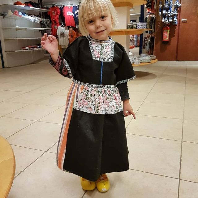 Volendam: Traditional Costume Photo with Cheese & Clog Tour - Should you book the Simonehoeve visit?