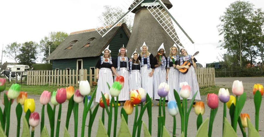 Volendam: Traditional Costume Photo with Cheese & Clog Tour - The shop: cheese, stroopwafels, mustard, and fruit wine