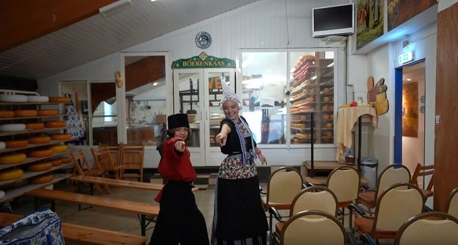 Volendam: Traditional Costume Photo with Cheese & Clog Tour - How the one-hour schedule works