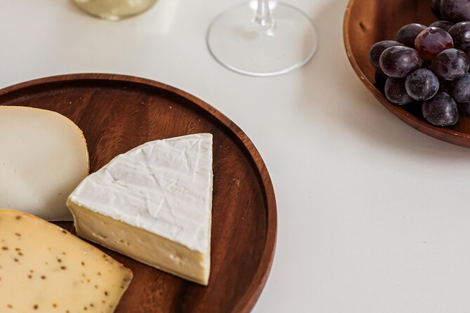 Wine & Cheese in Montmartre: A True Taste of France 6-ppl Max - Le Bateau-Lavoir and Montmartre’s artists