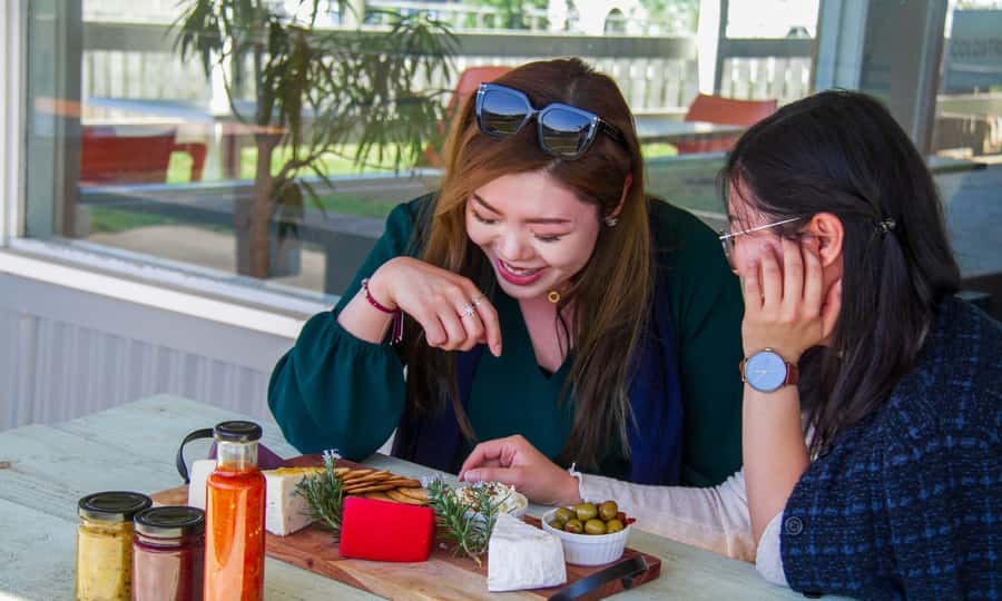 Yarra Valley Full Day Grazing Tour: Gin, Wine, Pizza, Cheese - The guides make the difference