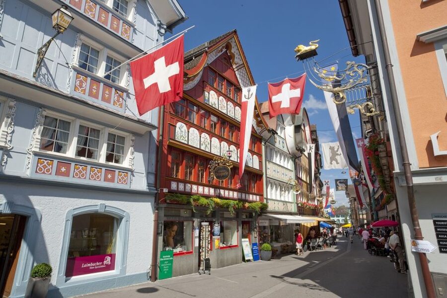 Zurich: Appenzell Day Trip with Farm Visit & Cheese Tasting - A Swiss farm and a glass of fresh milk